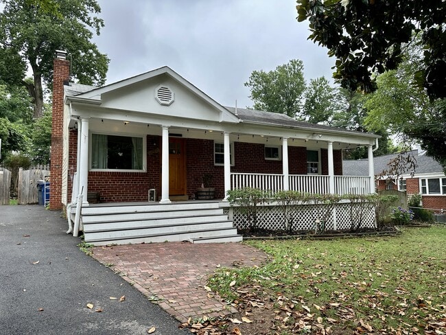 Building Photo - 2739 Woodley Pl