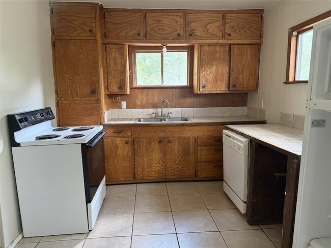 Building Photo - 5958 Skylane Dr