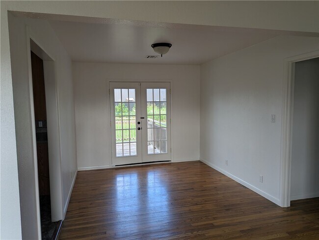 Foto del edificio - 320 S Country Club Rd