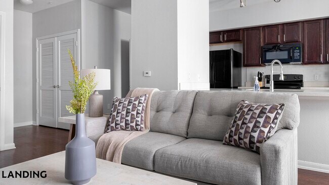 Foto del edificio - 14807 Woodland Hills Dr