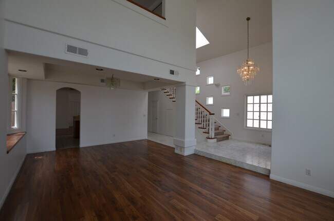 Foto del edificio - 3 Bedroom + Den, 2.5 Baths