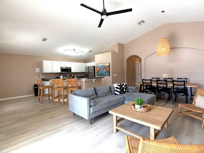 Foto del edificio - Four Corners Area! Gated Community! Move In Ready! Fully Furnished! Pet Friendly! Lawn Care & Poo...