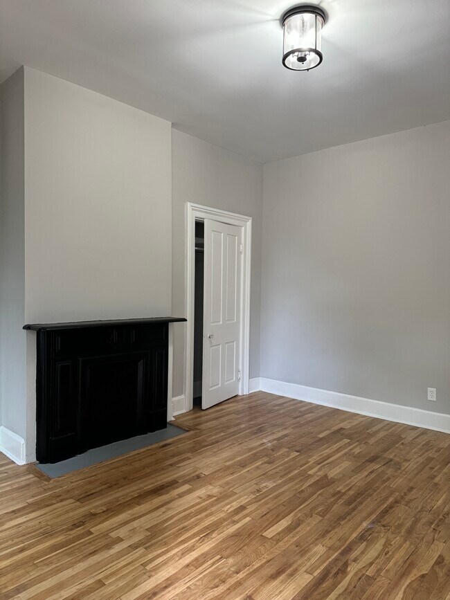 sala de estar/armario - 1314 Chase Ave