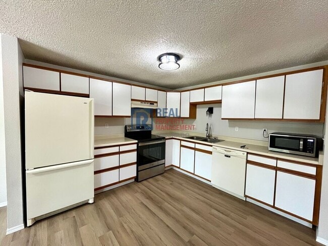 Building Photo - 2229 Villa Rosa Dr