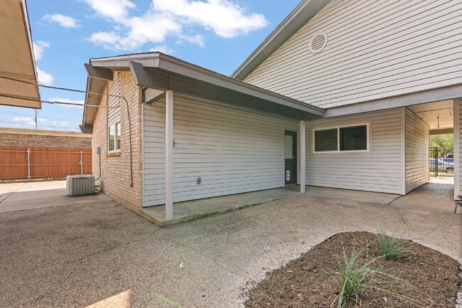 Building Photo - 3 Bed, 2 Bath Duplex (3rd bed is detached)