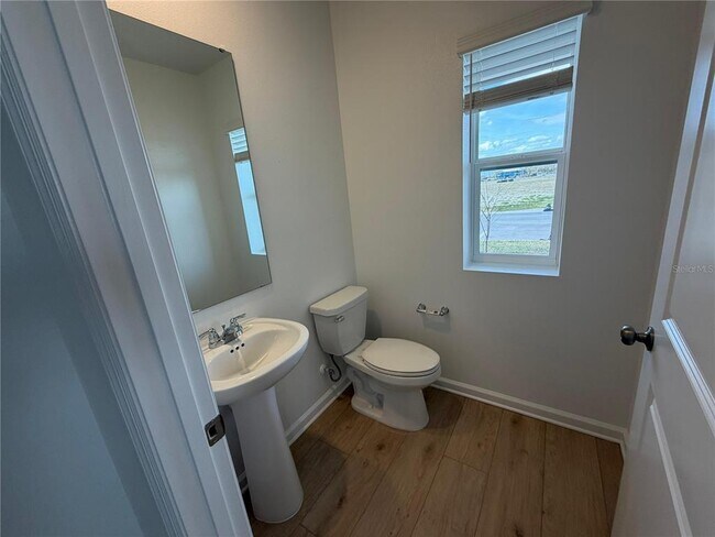 Foto del edificio - 5151 Loyalty Dr