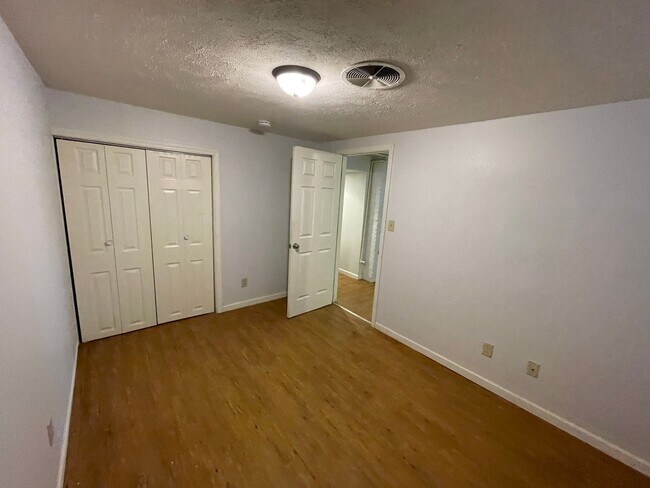 Building Photo - 1821 Anderson Ave