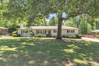Building Photo - 822 Sharonwood Dr