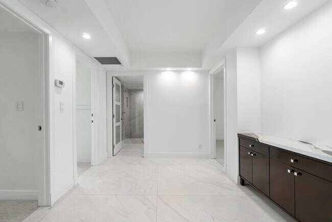 Building Photo - 525 S Flagler Dr