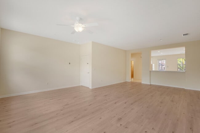 Building Photo - 221 Greenwich Cir