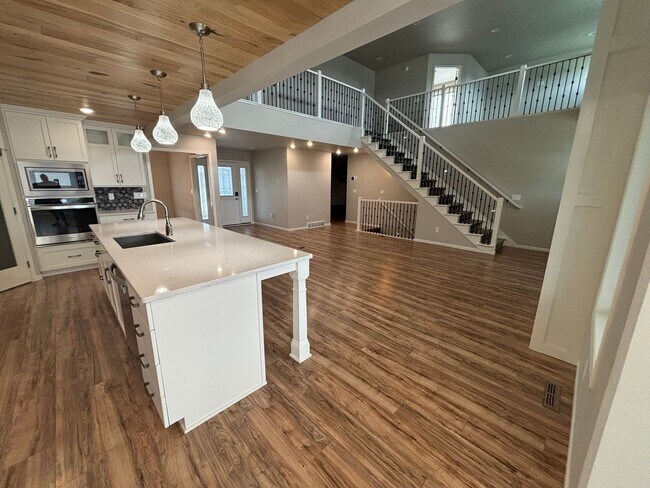 Building Photo - Gorgeous 5 bed, 3.5 bath in South Fargo