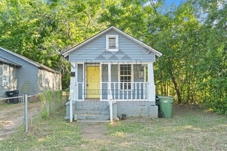 Building Photo - 608 32nd St