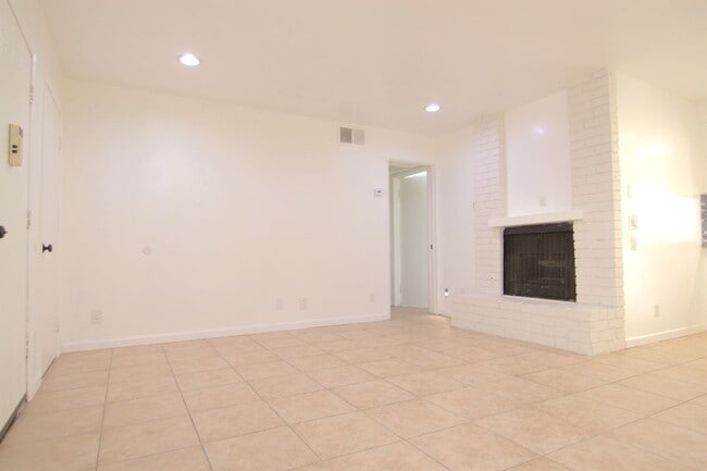 Building Photo - Charming 1-Bedroom Condo with Private Balcony – Gated Community