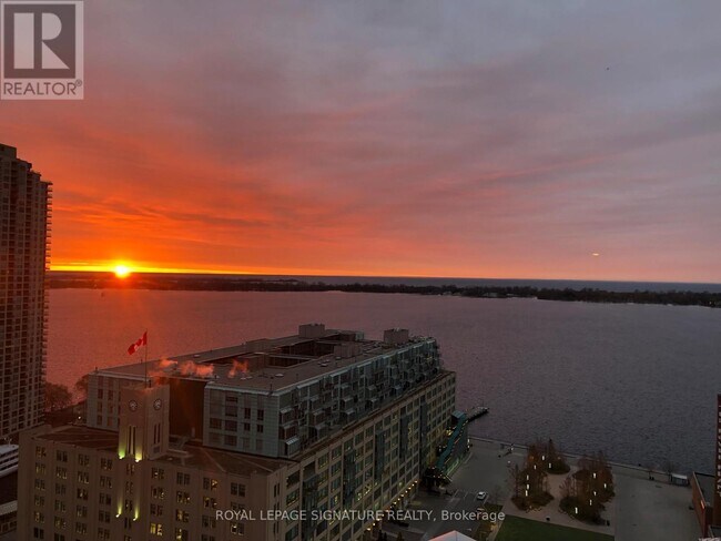 Photo du bâtiment - 218 Queens Quay W