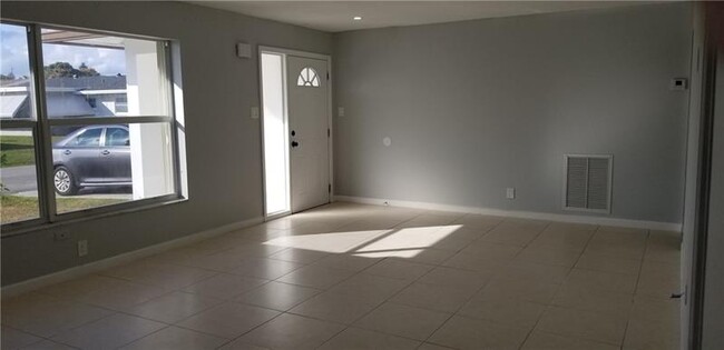 Building Photo - 5800 NW 73rd Ave