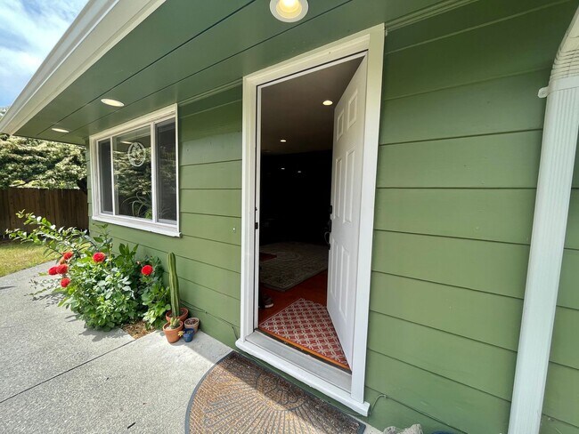 Foto del edificio - 3 bedroom, 1 bathroom home next to Sequoia...