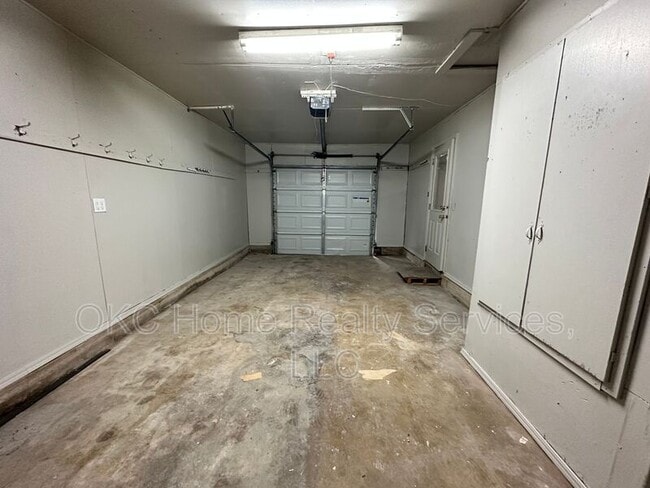 Building Photo - 1706 Surrey Pl