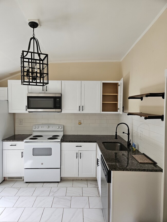 Kitchen - 207 Mountain Rd