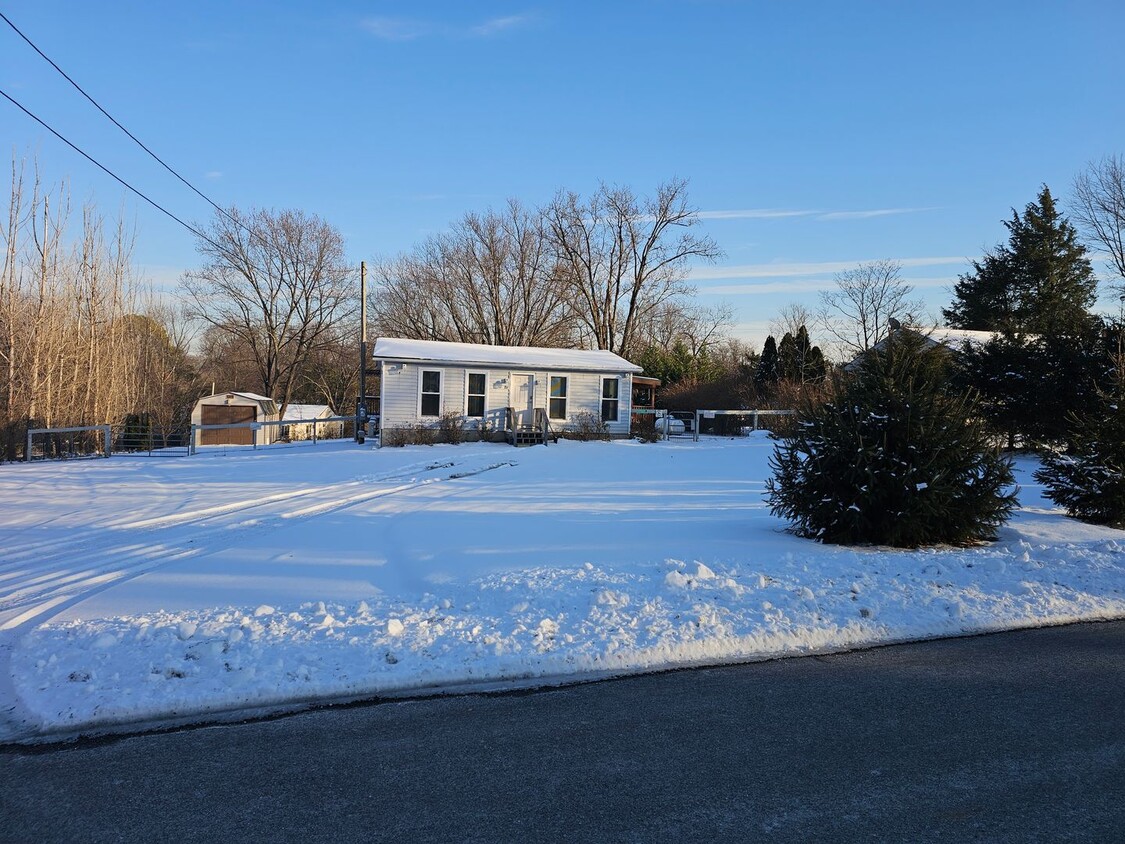 Primary Photo - Rural Ranch Home - Bring Your Chickens!