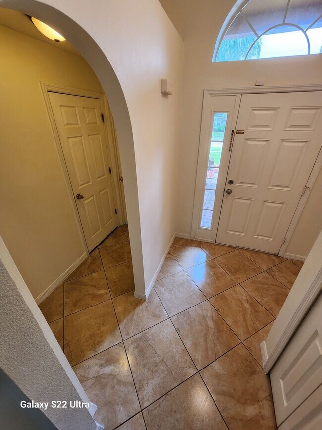 Foto del edificio - 4 bedroom 2 bath