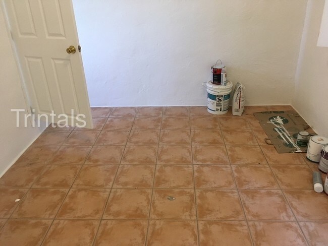 Building Photo - 1 bed 1 bath duplex!