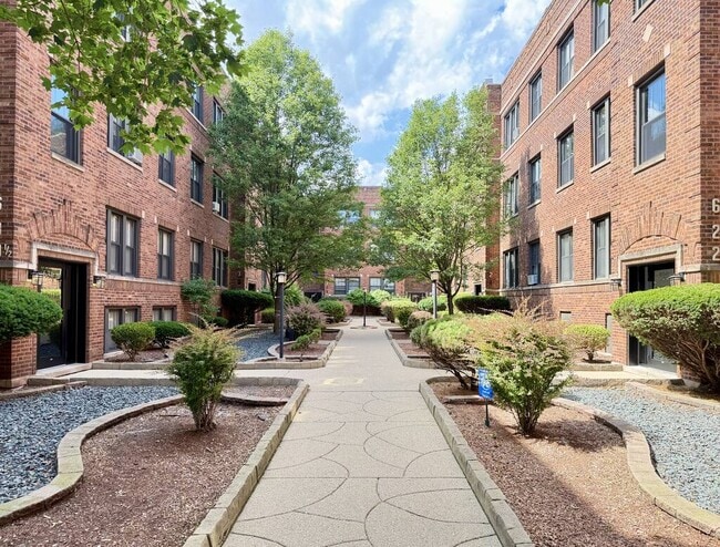 Building Photo - 836 W Cornelia Ave