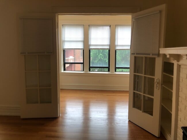 Foto del edificio - 1126 W Pratt Blvd