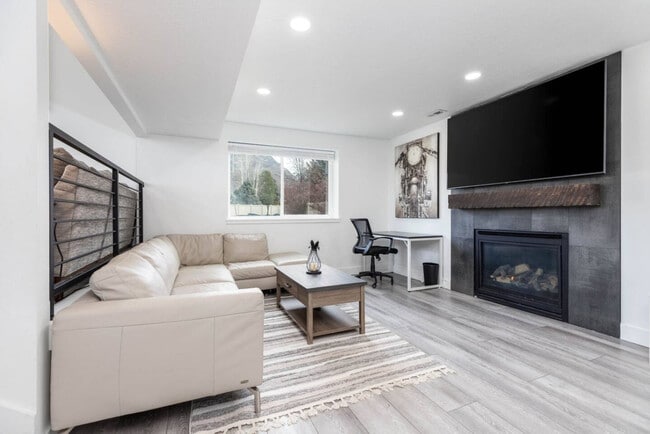 Building Photo - 2744 Newcastle Dr