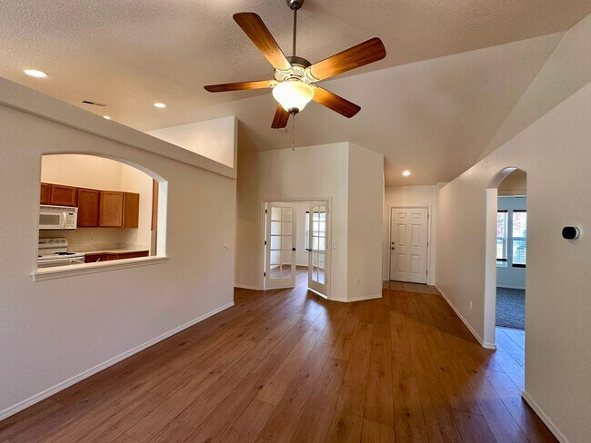 Building Photo - Veneta Home $250.00 Off Move In
