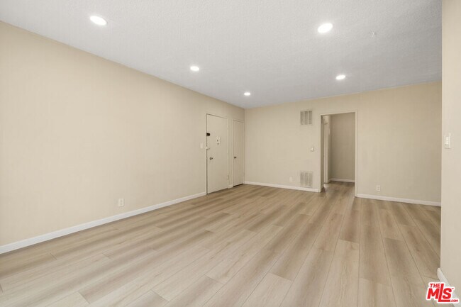 Foto del edificio - 1216 N Formosa Ave
