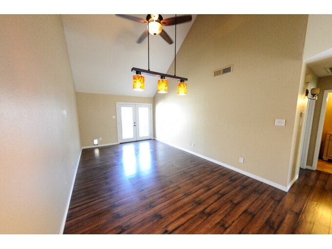Primary Photo - 1168 E Belmont Ave