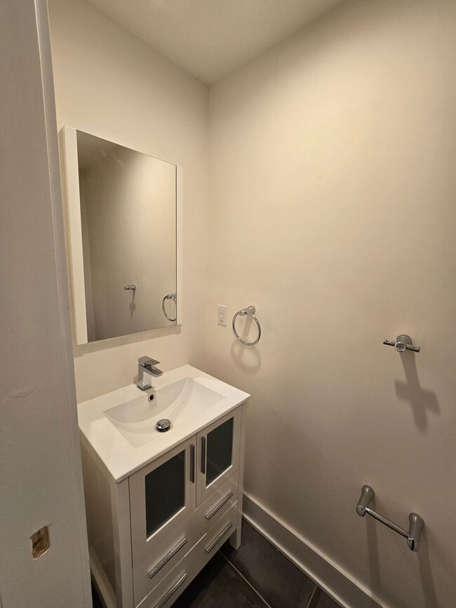 Building Photo - Beautiful modern bright 2 bed 1.5 bath wit...