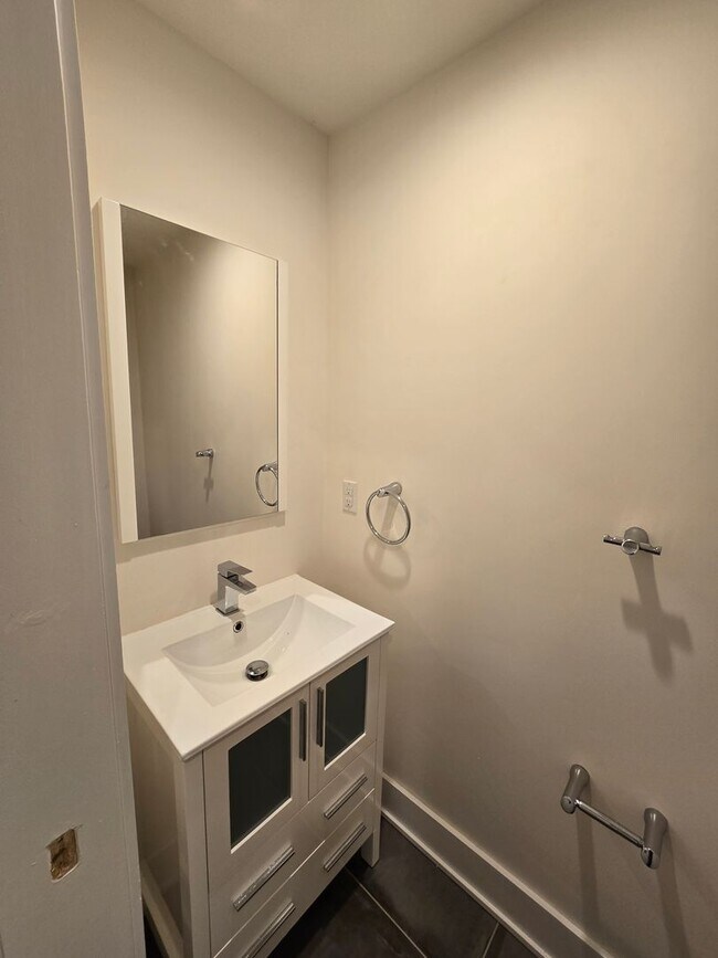 Foto del edificio - Beautiful modern bright 2 bed 1.5 bath wit...