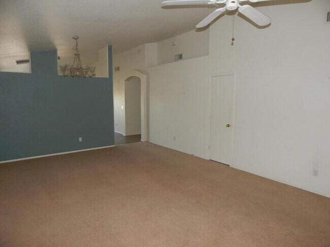 Foto del edificio - HOUSE FOR RENT