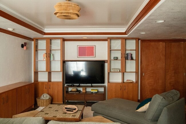 Building Photo - 2 BDR Gorgeous Updated Townhome with Huge Garden