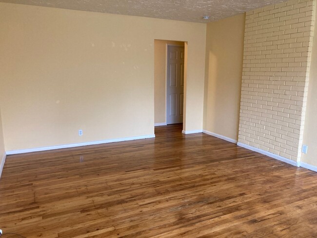 Foto del edificio - Charming Bungalow in Roselawn – Available ...