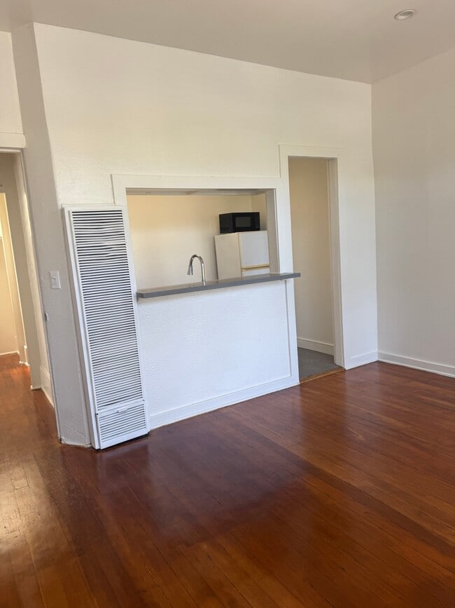 Building Photo - 1114 N Poinsettia Pl