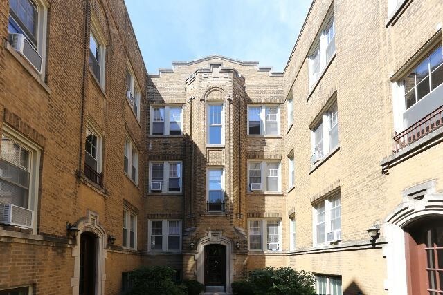 Primary Photo - 2105 W Ainslie St