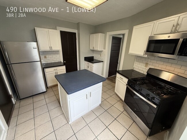 Building Photo - 490 Linwood Ave