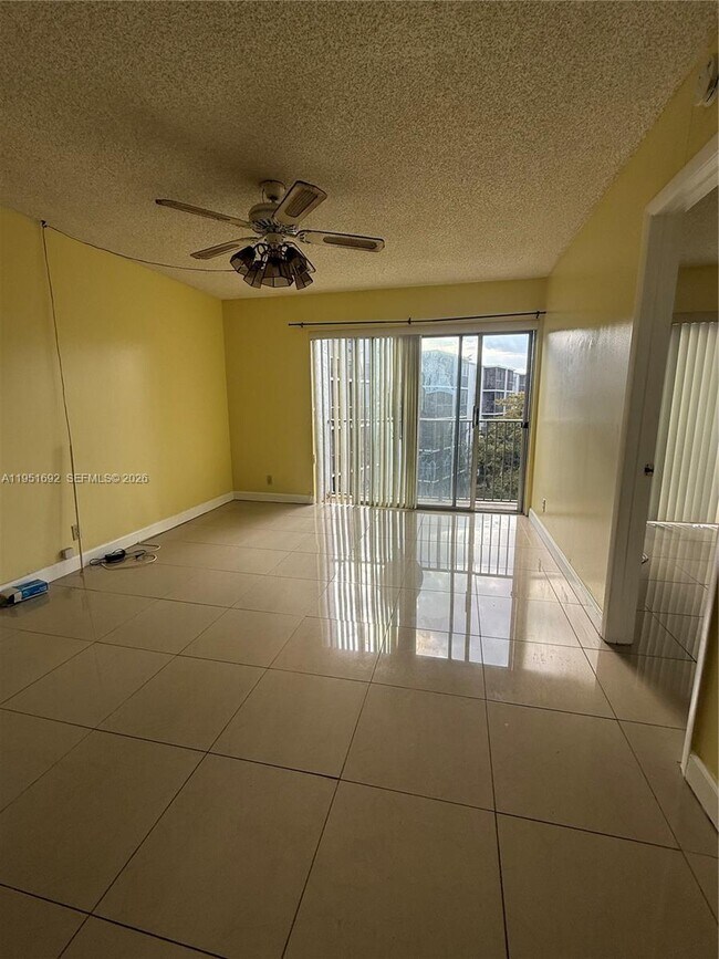 Foto del edificio - 8740 N Sherman Cir