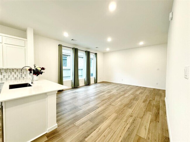 Foto del edificio - 2318 Honeyberry Shrub Dr
