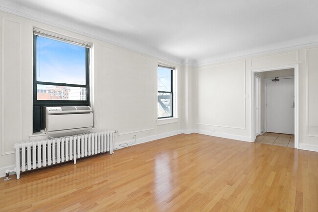 Building Photo - 10 W Elm St