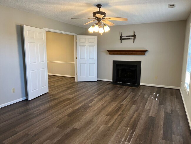 Building Photo - Wonderful 3BR 2.5BA Home in North High Point