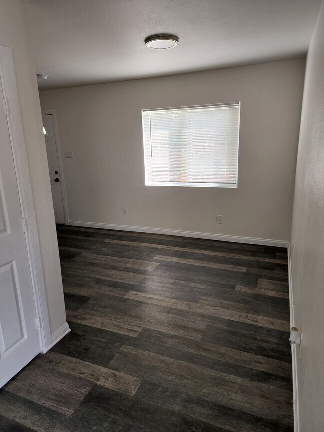 Foto del edificio - 2134 S Cloverdale Ave