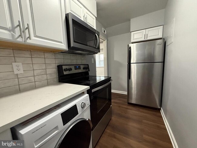 Building Photo - 3043 Patrick Henry Dr