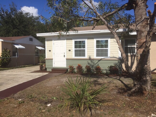 Building Photo - Remodeled 2/1 - Close to Howard and UT