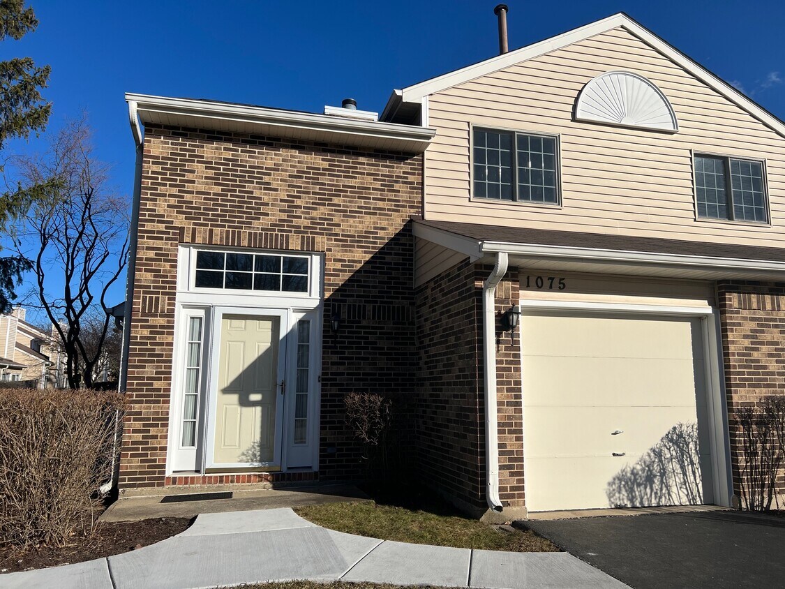 front door and garage - 1075 Bedford Dr