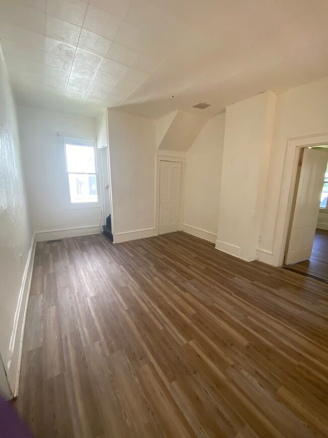 Living room - 220 E Oak St