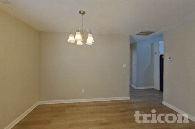 Building Photo - 909 Dogwood Ln