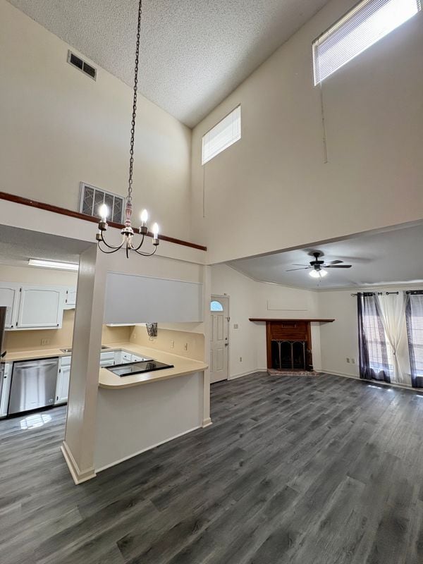 Building Photo - 5490 Sleepy Hollow Dr